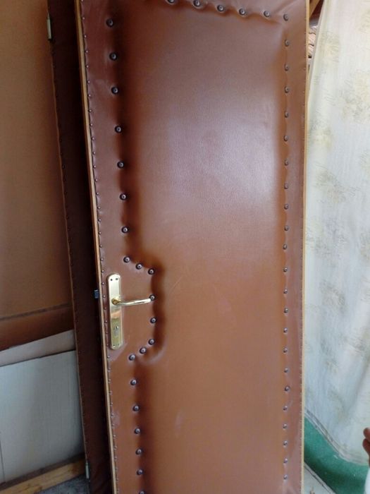 Usa din fag capitonata pe ambele parti