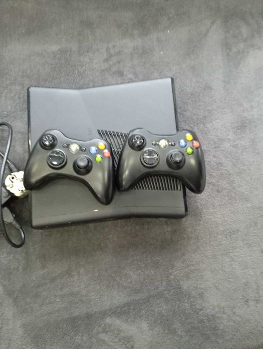 Продавам Xbox 360 с 2 джойстика с 33 игри