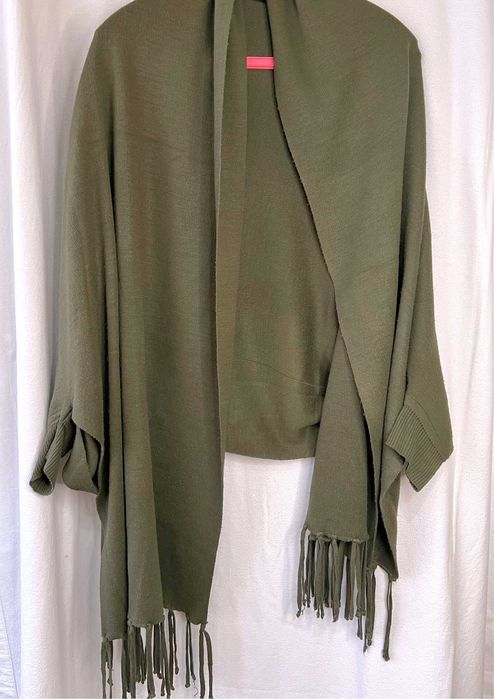 Шал-жилетка в цвят злено-каки. Размер универсален