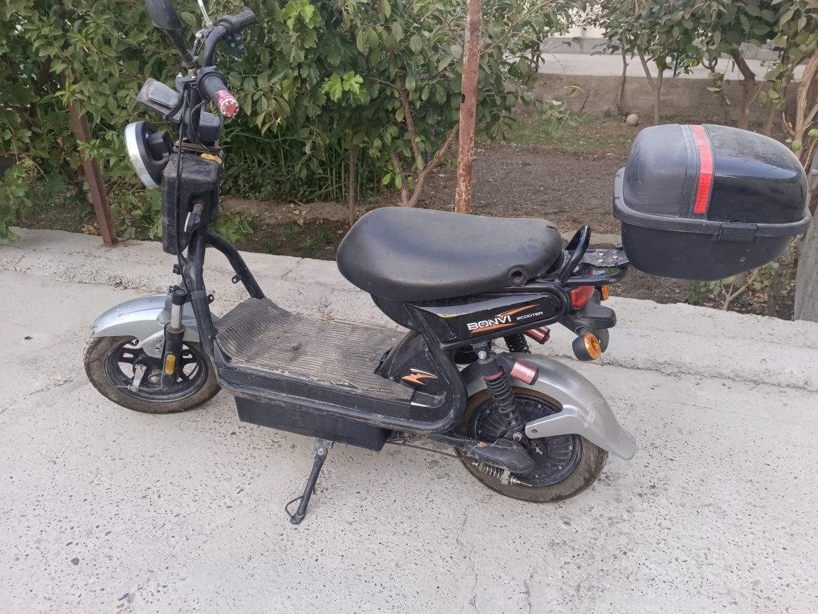 Skuter elektronniy
