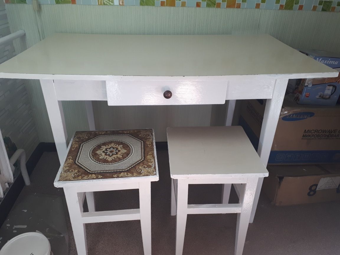 Кухонный стол и 4 табуретки