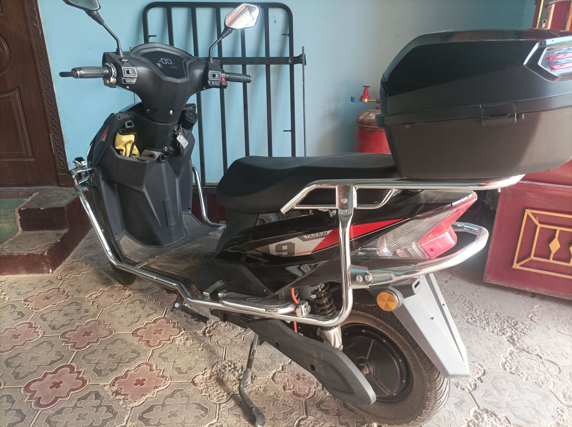Tesla skutr sotiladi 800$ xolati ideal .200km yurgan. tezligi 80.