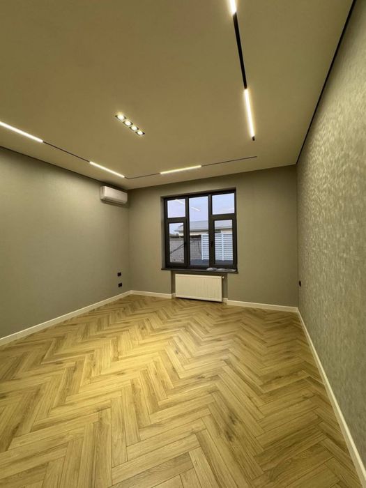 Уч кахрамон постидан 2.5 км кирганда 6 хонали уй сотилади uch qahramon