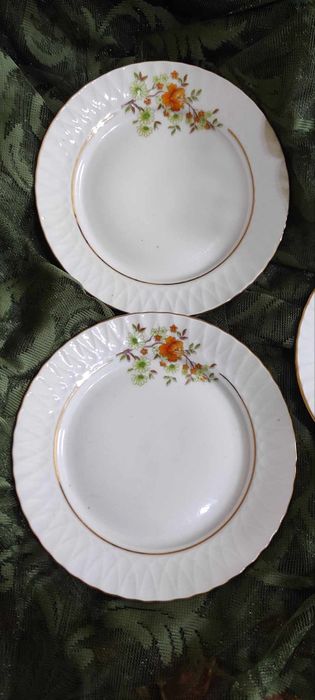 Порцеланови чинии и супник за допълване на мрежеста Изида