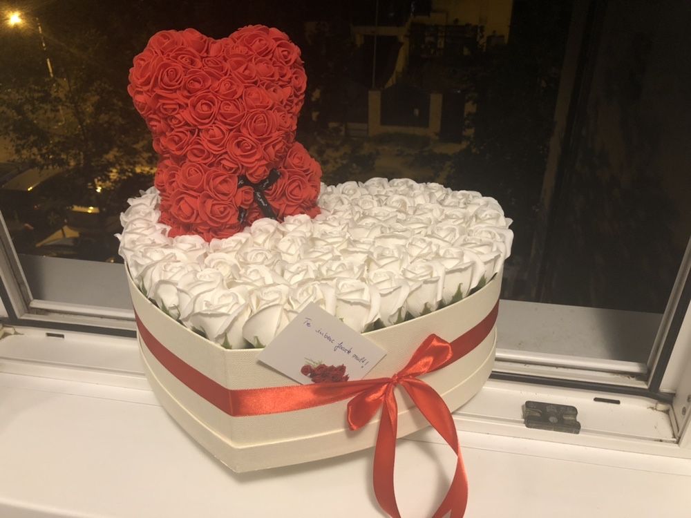 Cutie decorativa in forma de inima cu ursulet si trandafiri de sapun