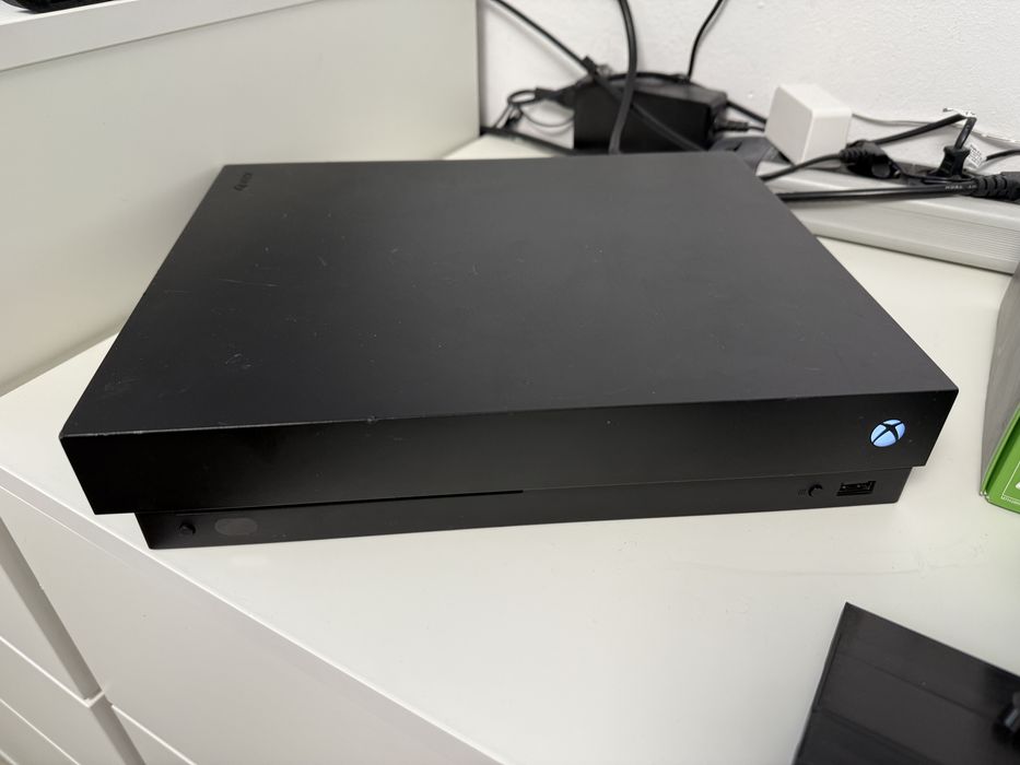 Xbox one X - 1 TB - 1 controller + 1 joc + Stand vertical