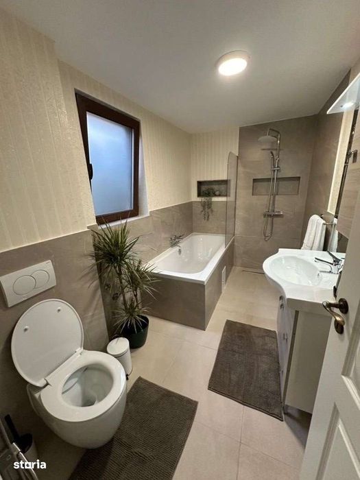 Casă cu 2 apartamente și garaj în schei centrul vechi