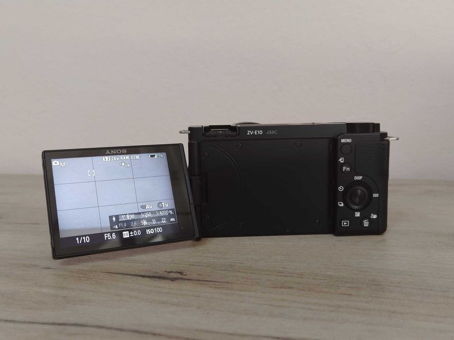 aparat foto Sony ZV-E10 cu 16-50 vlogging