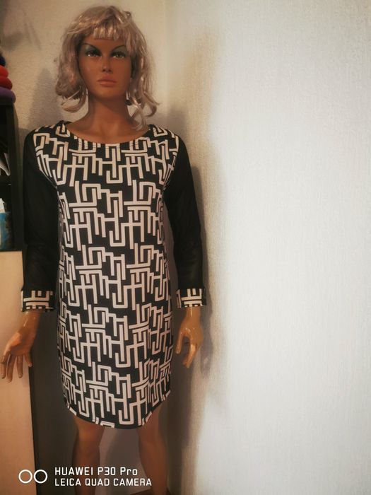 Рокля с дантела ръкав