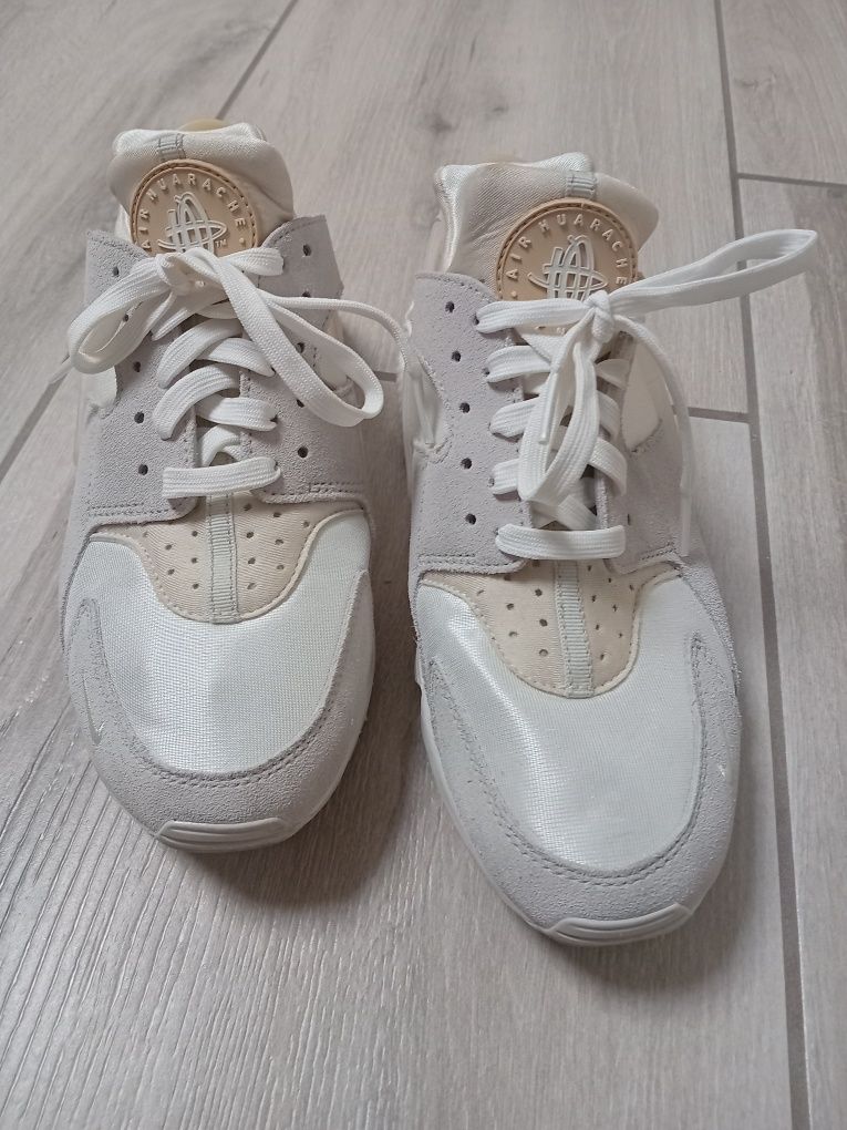 Маратонки NIKE AIR HUARACHE 42 като нови!!
