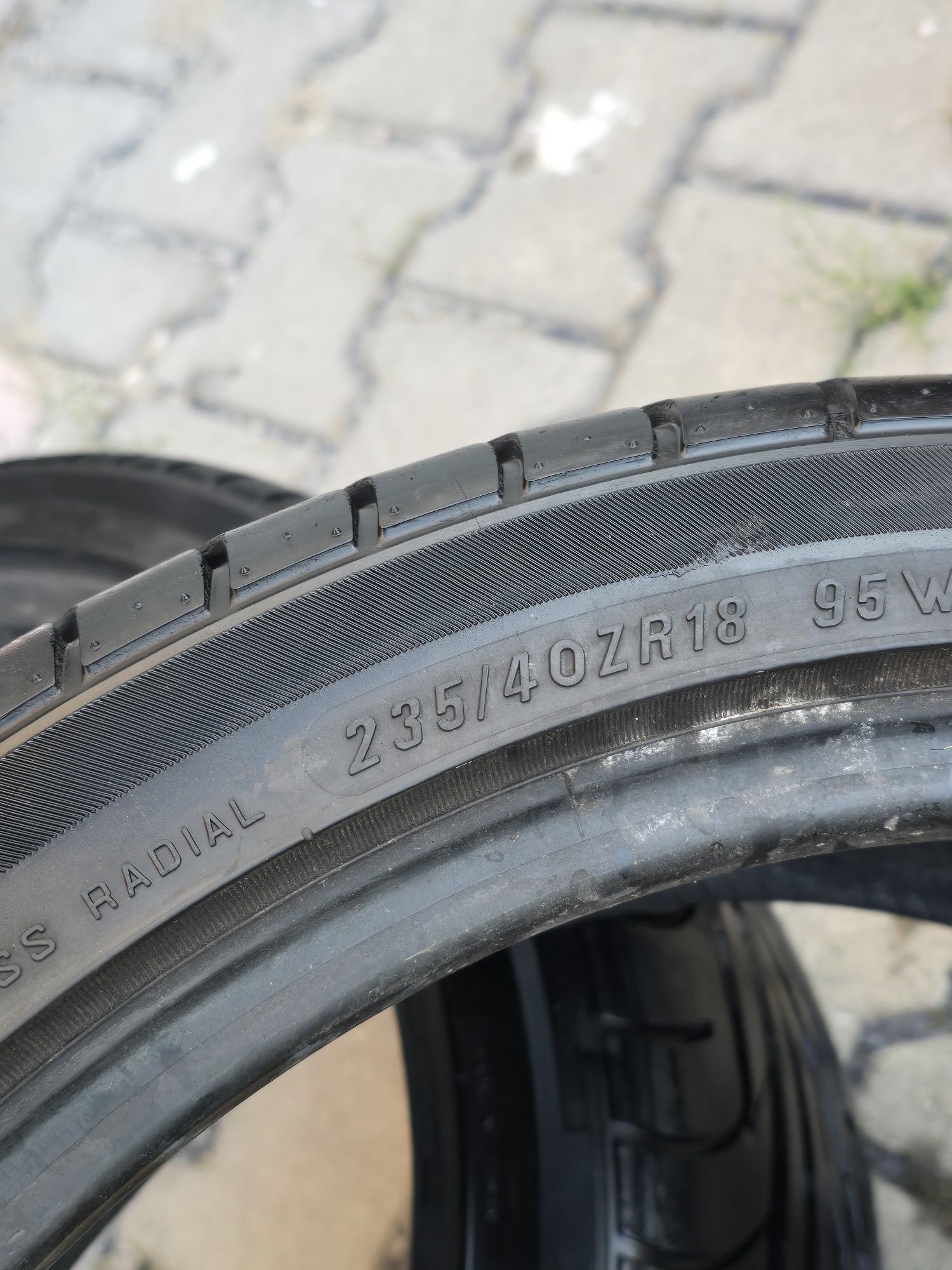 235 40 18 maxxis