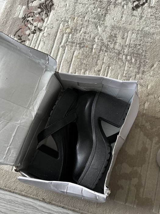 Новые черные туфли