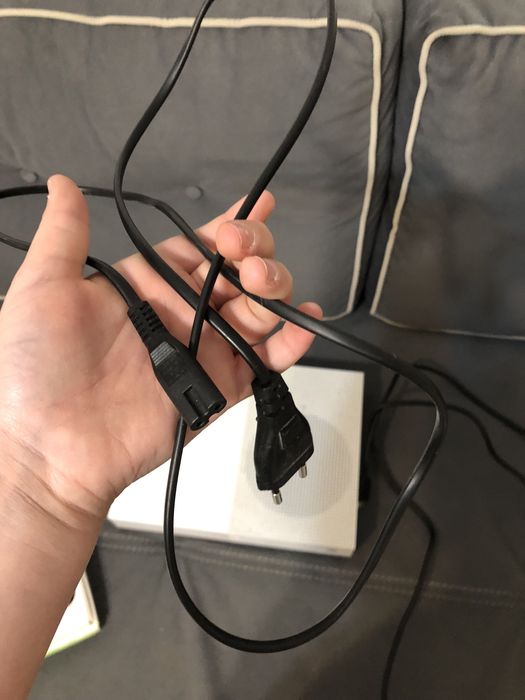 Consola xbox one in stare foarte buna intretinut bine, maneta pret bun