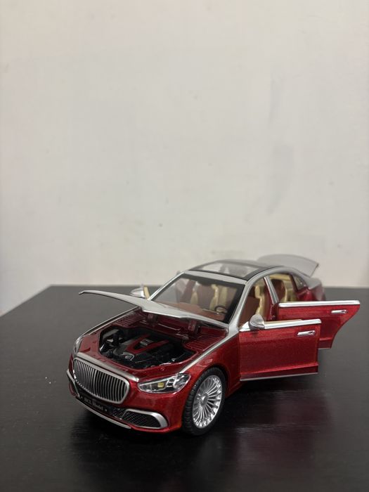 Колекционерска колa  със светлини, звуци и дим 1:18