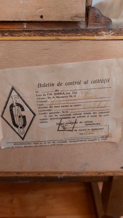 Vitrina mobila din lemn