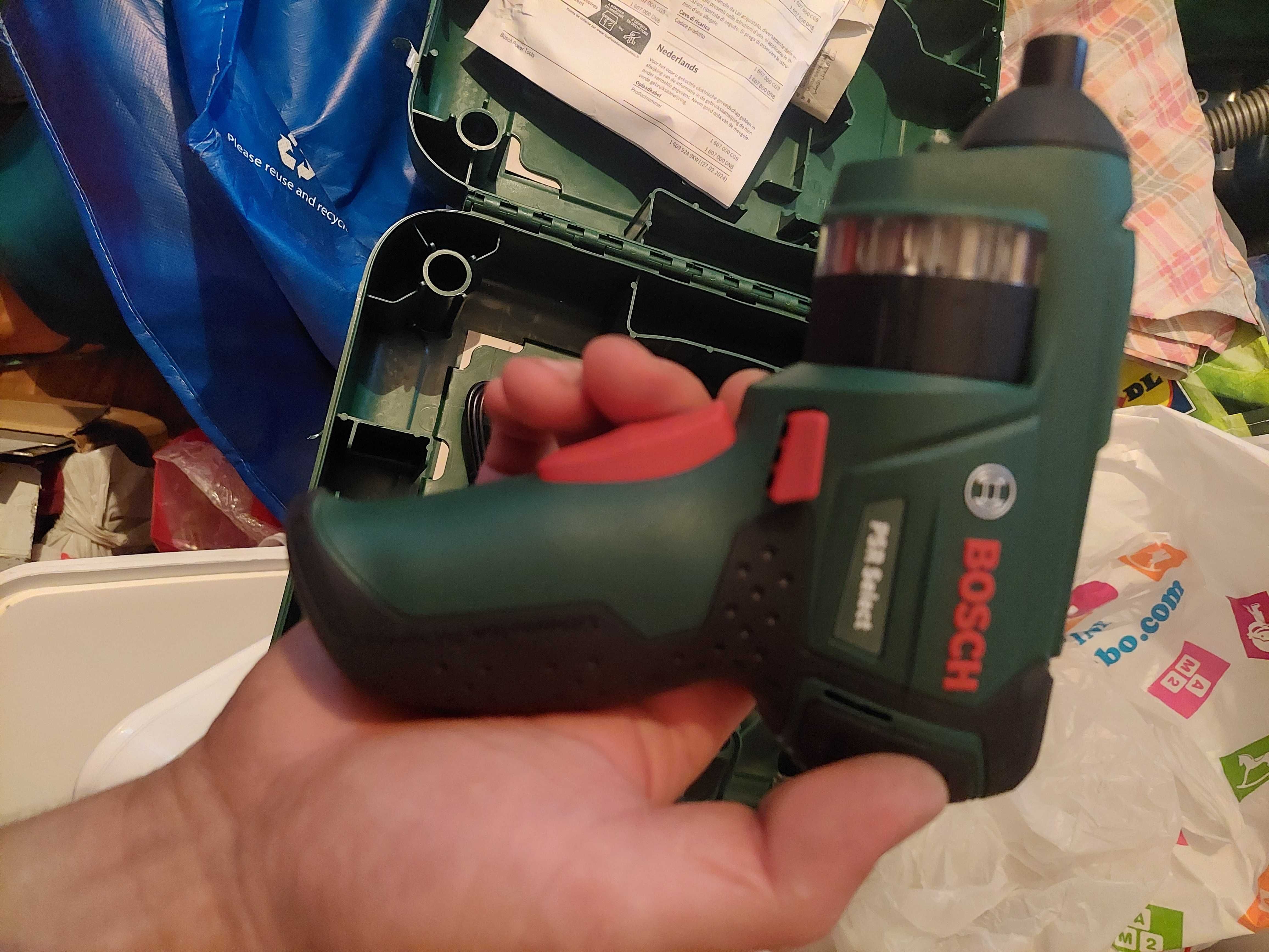 Bosch винтоверт със приставки за гипсокартон и други.