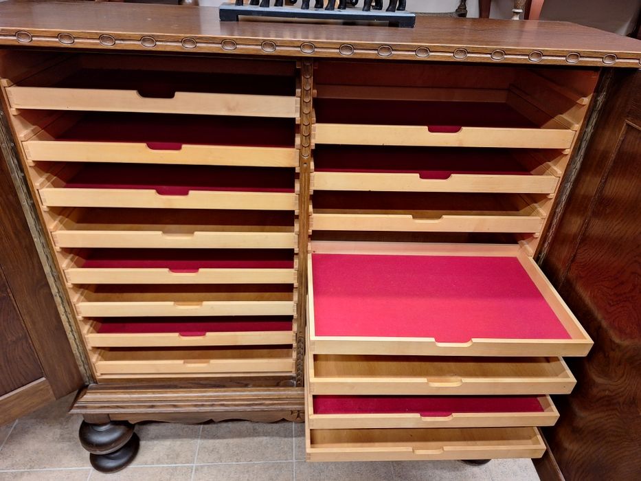 Гардероб, шкаф с богата дърворезба