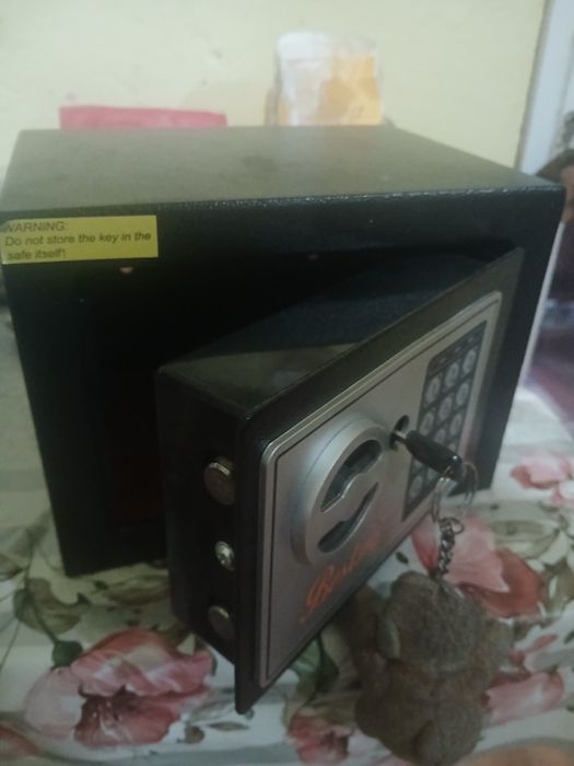 Mini Seif de vanzare , cu cheie , fier solid , pret 200RON