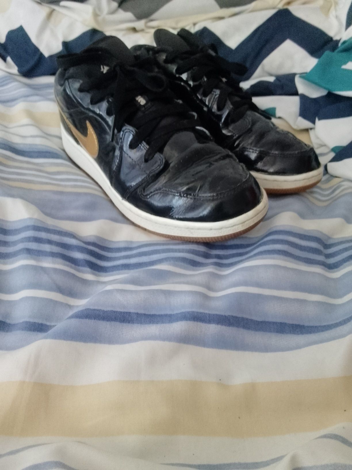 Vând Jordan 1 mid