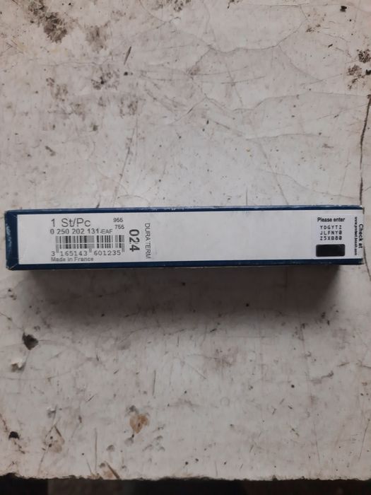 Vand 4 buji Bosch noi nefolosite pt ford.