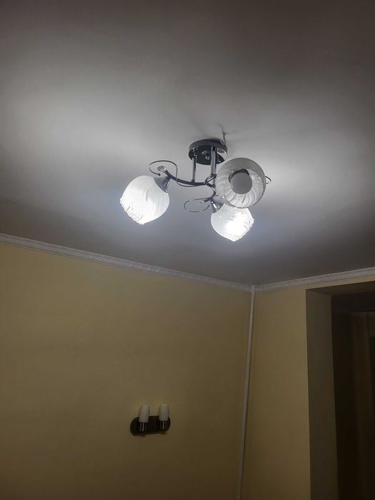 Продам люстры и светильники