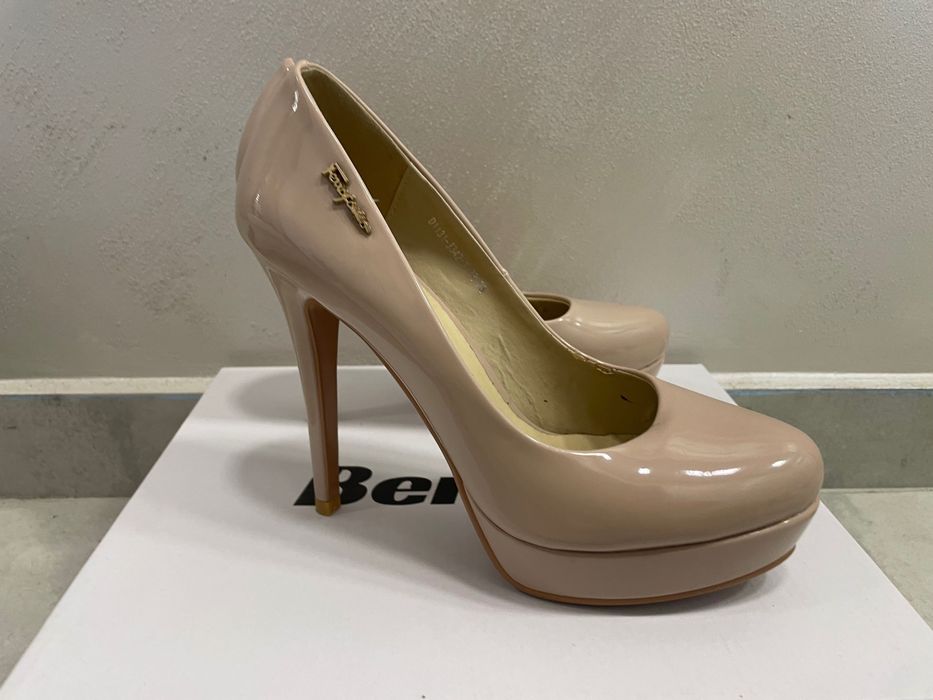 Бежови обувки на висок ток
