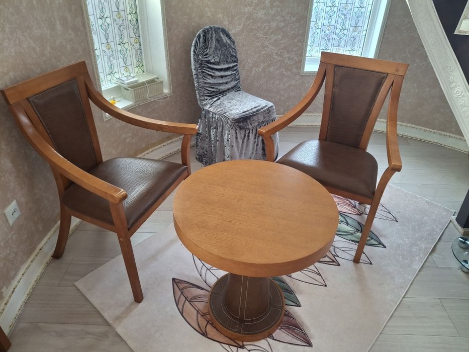 Стол и стулия из дерева