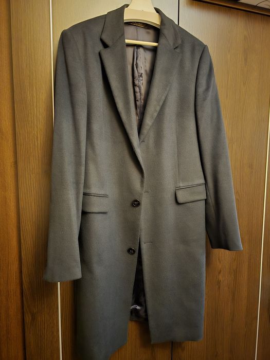 Palton ZARA croiala moderna, material plăcut, lung elegant