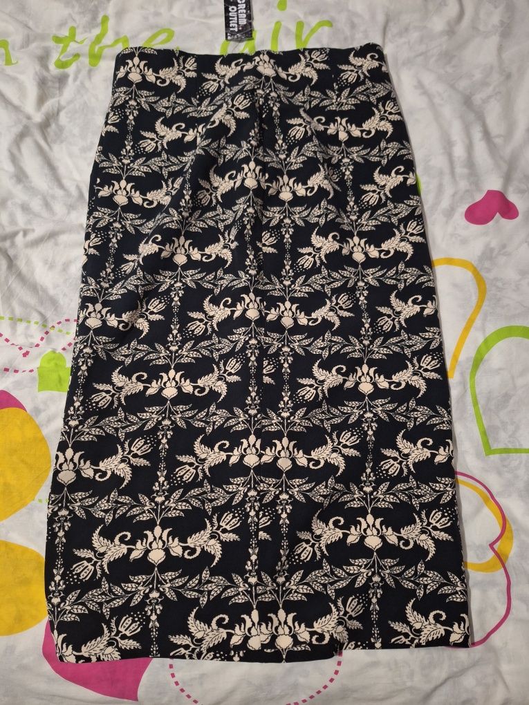 Fusta Zara cu pattern marimea L