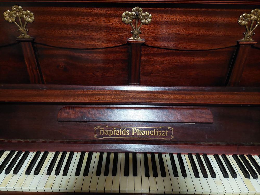 Pianina veche 100 ani, claviatura din fildes, placa de bronz