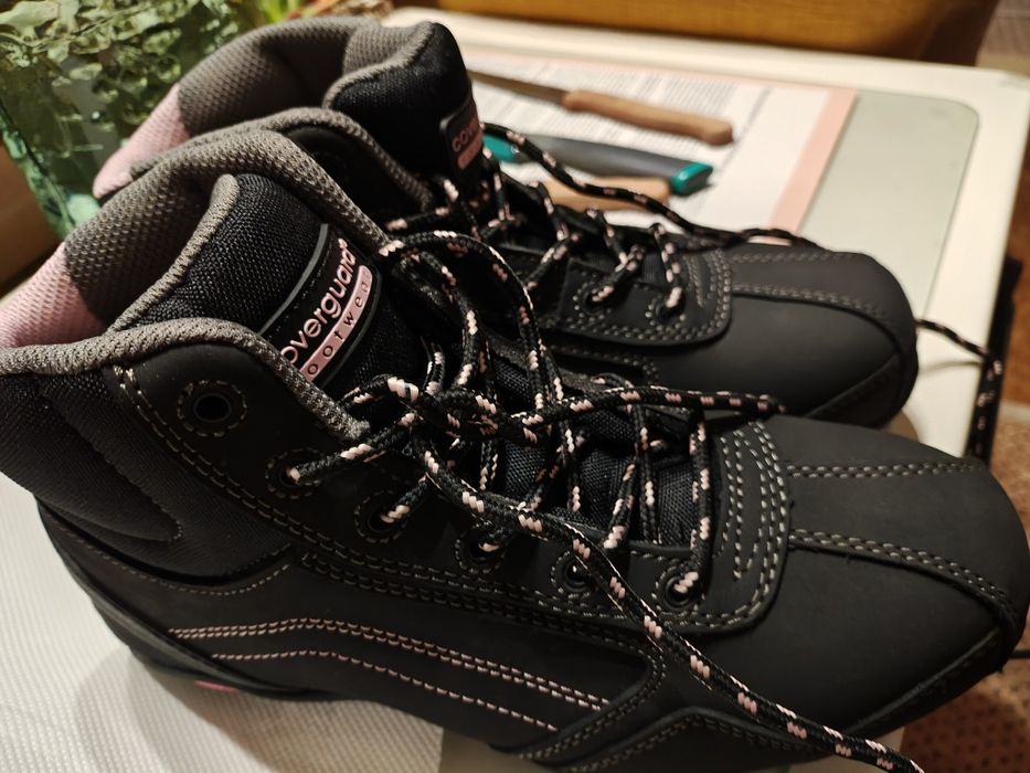 Продавам  НОВИ safety обувки.Номер 37.