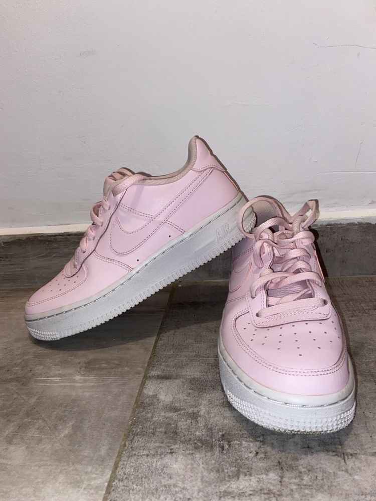 Teniși nike airforce roz și Puma ca noi