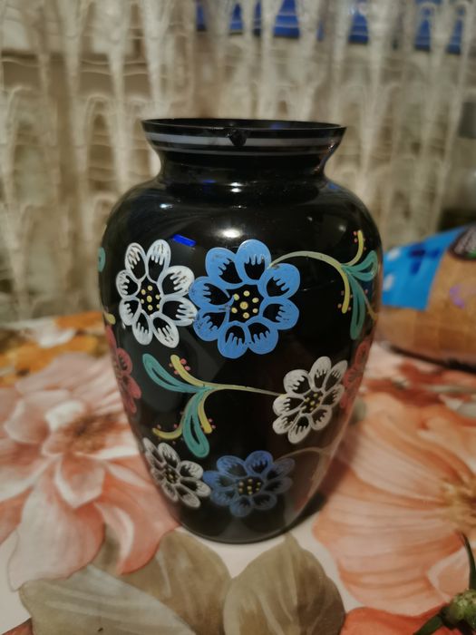 Стъклена ваза с цветчета