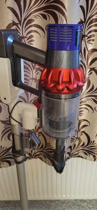 Dyson V10 Aspirator vertical cu suport se vinde cum se vede fuctional