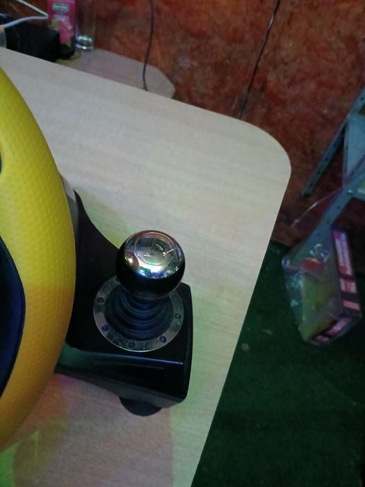 PS4 slim,memorie 1 TB,4 jocuri+Volan