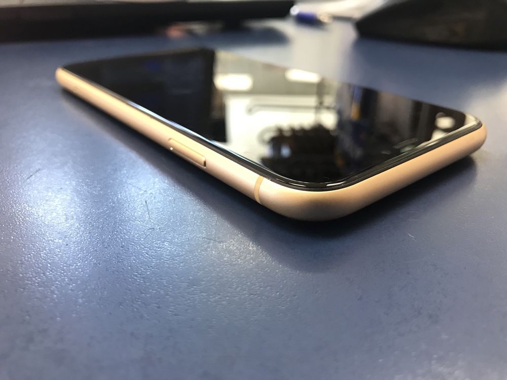 Продавам IPhone XR 64gd.