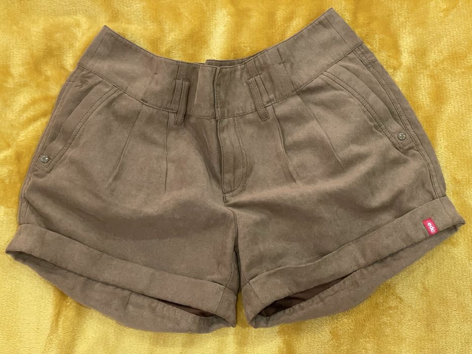 Vand pantaloni scurti/fusta in carouri plisata