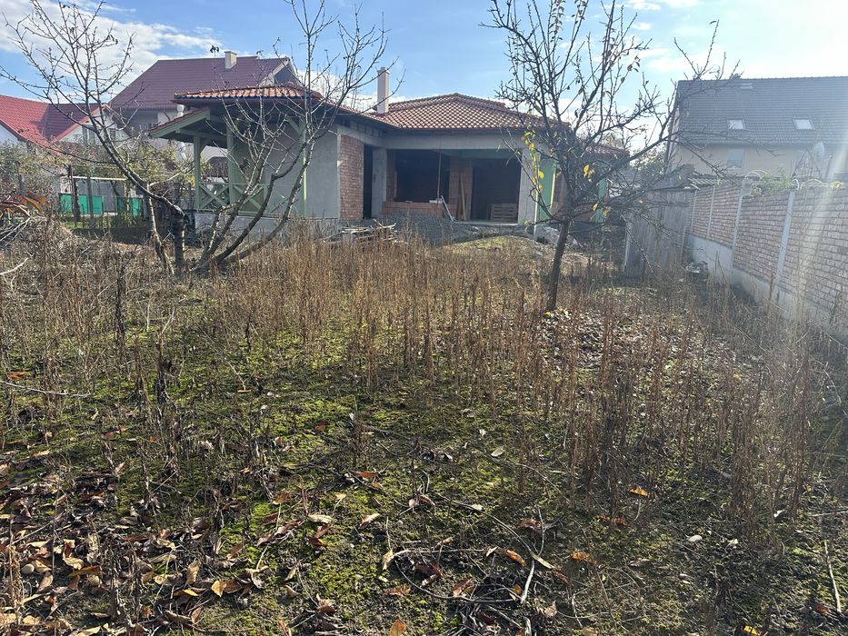 Vand casa la rosu cu 900 mp teren str Hegyi Lajos in spate la litoral