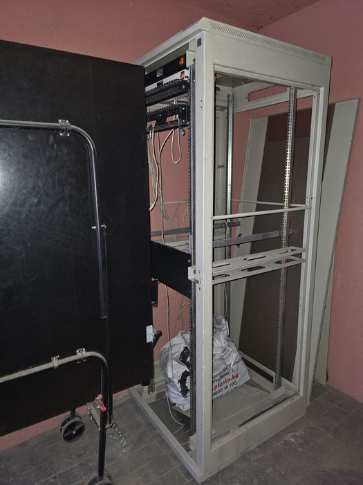 Сървърен шкаф, рак.