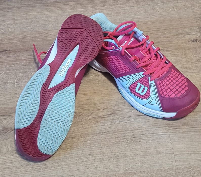 Продавам женски тенис обувки