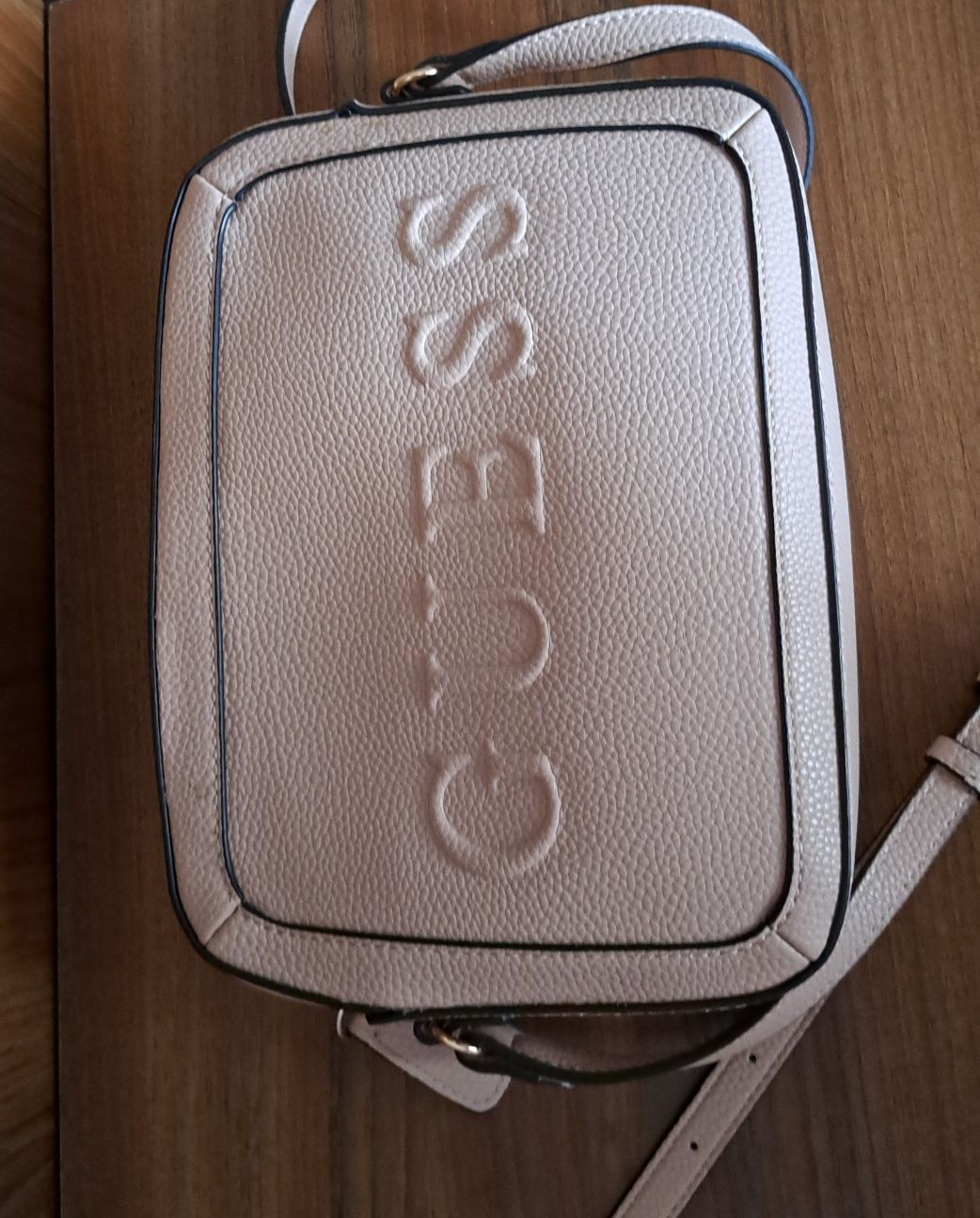 Сумка guess, покупалась в оригинальном магазине, бирка белая.