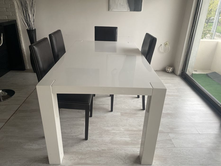 Бяла маса за хранене лак със 6бр кожени кафяви столове