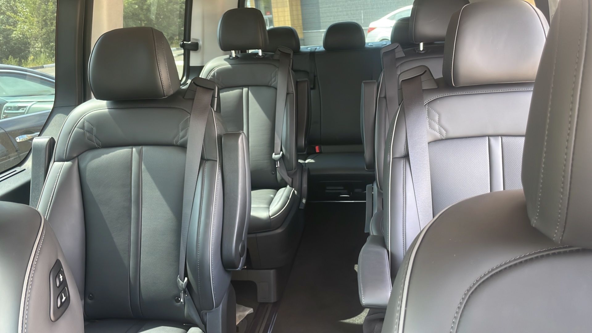 Hyundai Staria 2023г минивен с водителем, аренда прокат микроавтобус.