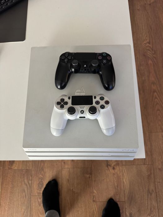 Продавам PS4 pro 1T