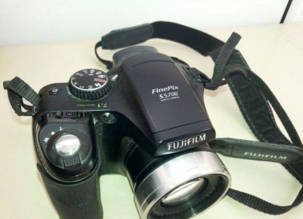 camera foto Fujifilm 5700 funcțională, stare buna

Vand Fujifilm Finep