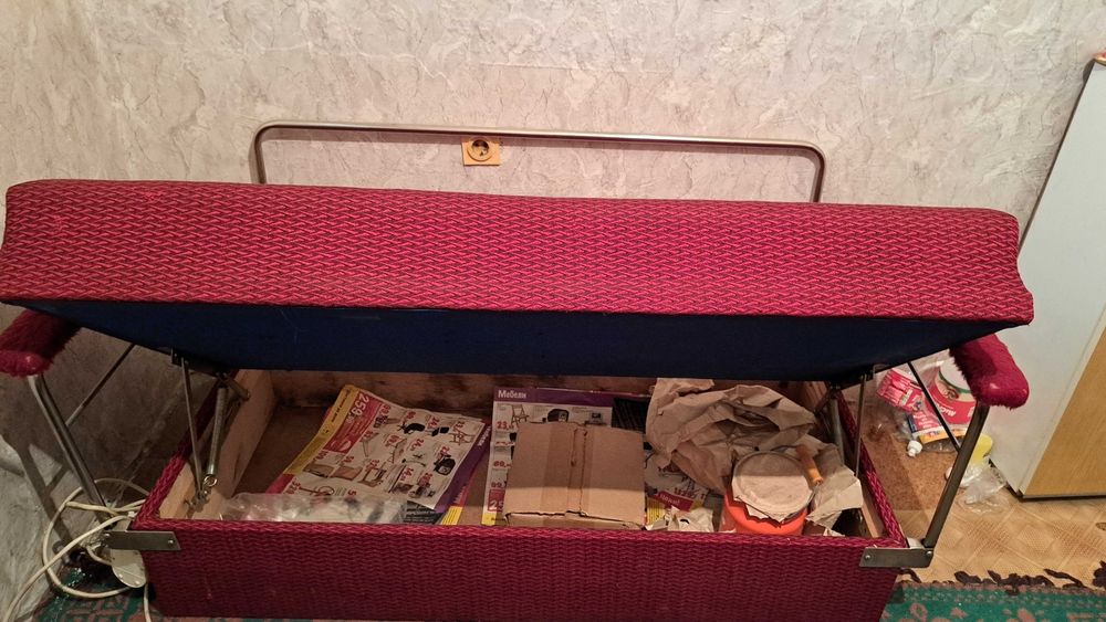 Диван с място за нареждане