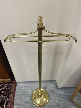 Лампа и стойка за костюми.