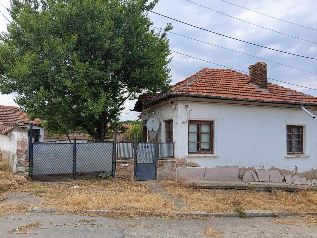 Малка къща в гр. Тръстеник