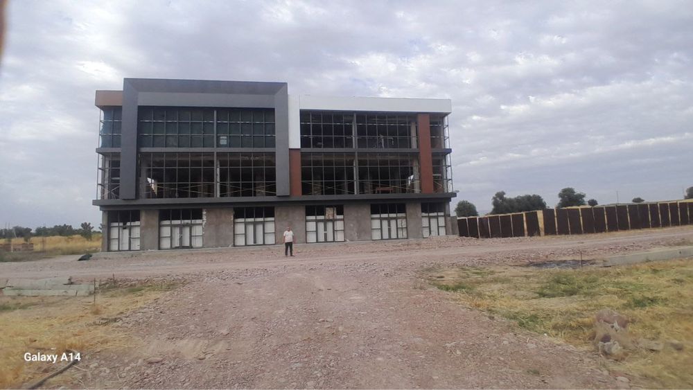 Нежилой обект Уртасарай 1 га земли 3000кв здание в доль дороги Трасса