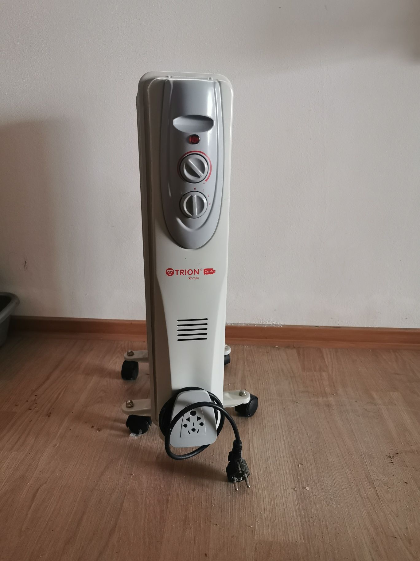 Calorifer electric pe ulei cu cablu pentru priza